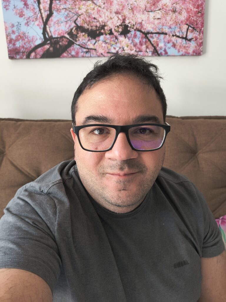 Motorola Razr 50: Inovação em Dobráveis e o Desafio do Preço